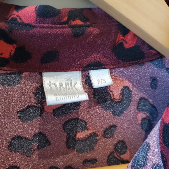 Twik (Simons) Leopard Print Red Button Up Shirt with Black Velvet Tie (Small) - Picture 3 of 7